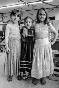 853665 Portret van enkele Roma-kinderen tijdens de viering van Sint Jorisdag in het tijdelijke woonwagenkamp in de ...